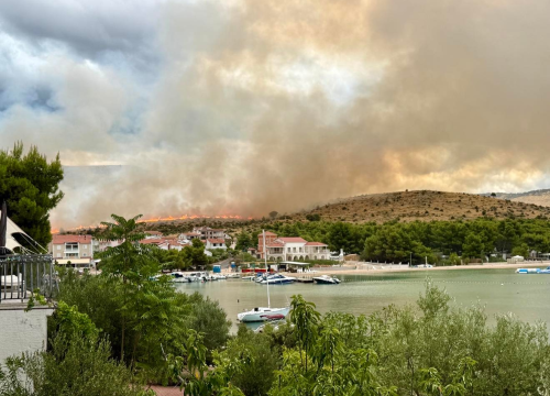 Fotografija 7 - Izbio požar u Jasenovu: Više vatrogasnih postaja izašlo na teren