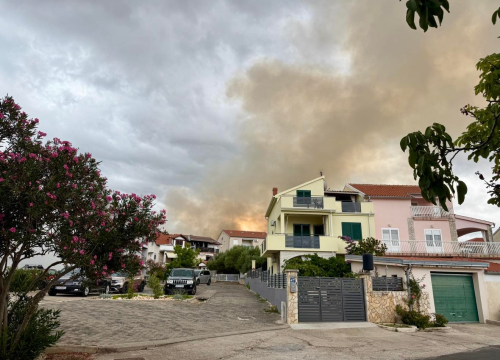 Fotografija 11 - Izbio požar u Jasenovu: Više vatrogasnih postaja izašlo na teren