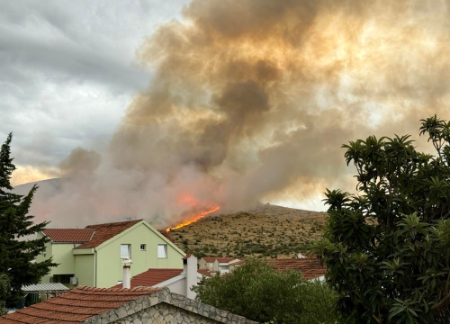 Fotografija 10 - Izbio požar u Jasenovu: Više vatrogasnih postaja izašlo na teren