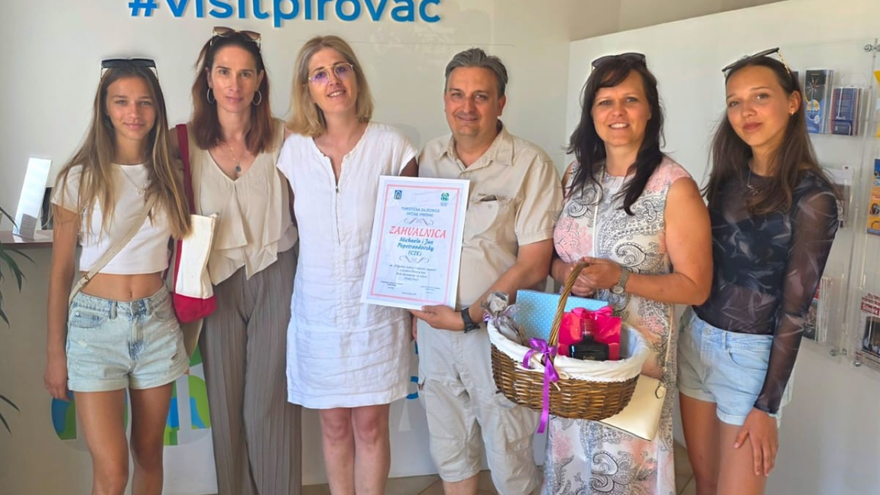 Lijepa praksa zahvalnosti: TZ Općine Pirovac nagradila još jednu vjernu češku obitelj