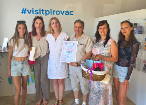 Lijepa praksa zahvalnosti: TZ Općine Pirovac nagradila još jednu vjernu češku obitelj