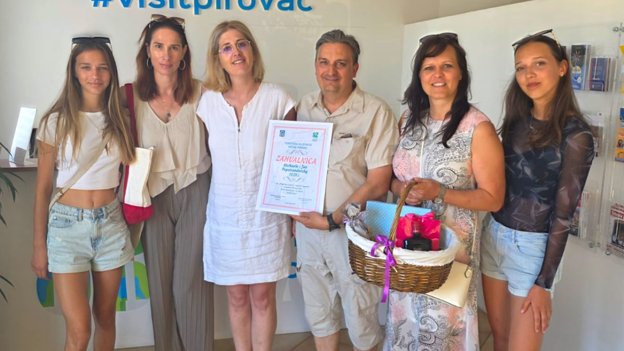 Lijepa praksa zahvalnosti: TZ Općine Pirovac nagradila još jednu vjernu češku obitelj