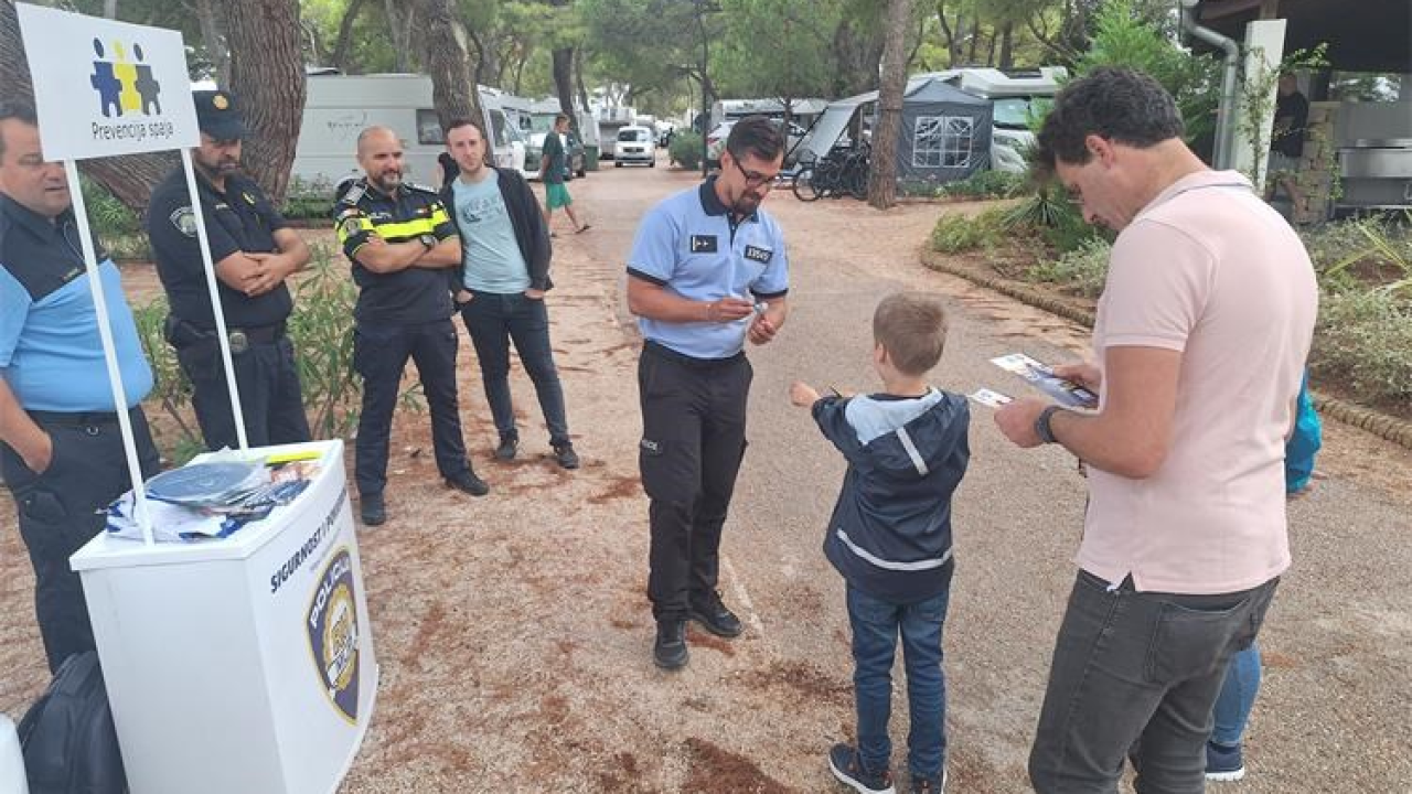 Domaći policajci sa stranim kolegama proveli preventivne aktivnosti u Šibeniku i Vodicama