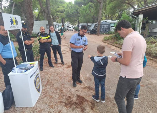 Domaći policajci sa stranim kolegama proveli preventivne aktivnosti u Šibeniku i Vodicama