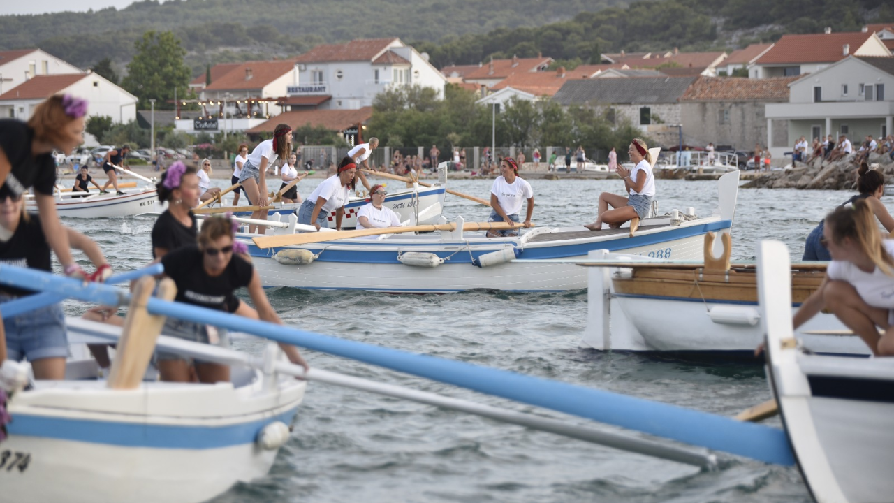 Betina vas zove: Regata 'Dlan i veslo', koncert Jole i spektakularni vatromet