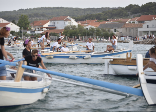 Betina vas zove: Regata 'Dlan i veslo', koncert Jole i spektakularni vatromet