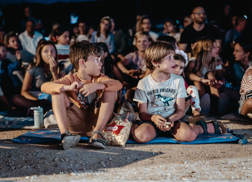 Fotografija 1 - Otočna premijera 'Bumbarovog ljeta': Film sniman na Zlarinu oduševio publiku na plaži Vila