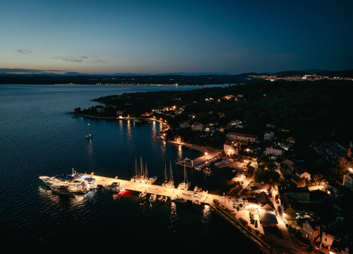 Fotografija 8 - Otočna premijera 'Bumbarovog ljeta': Film sniman na Zlarinu oduševio publiku na plaži Vila