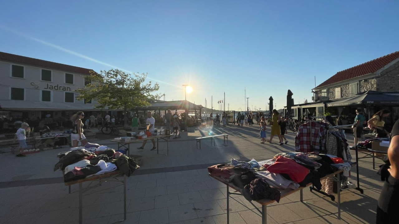 U Murteru održan humanitarni buvljak za Šibenske šape: 'Nadahnjujuće je vidjeti želju ljudi za ovako značajne inicijative'