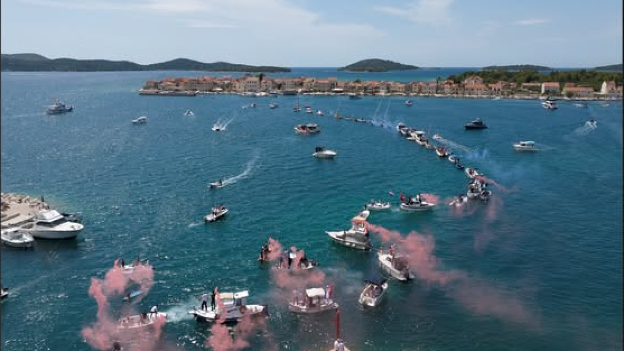 Stotine brodova spojilo Krapanj i Brodaricu: Jedinstvena milenijska fotografija povodom Gospe od Anđela i obljetnice ‘Oluje’