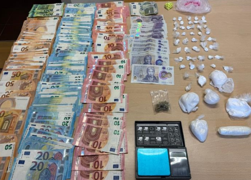 Britanac pokušao pobjeći od policije: U apartmanu u Vodicama držao drogu, digitalnu vagu i novac