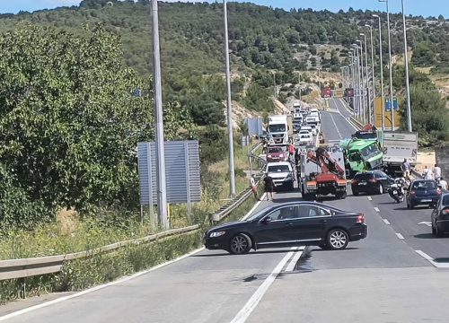 Fotografija 1 - Na 'tri trake' sudar četiri vozila, sve hitne službe na terenu