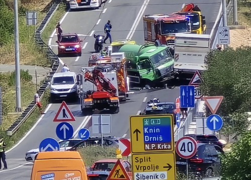 Fotografija 4 - Na 'tri trake' sudar četiri vozila, sve hitne službe na terenu