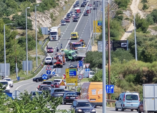 Fotografija 3 - Na 'tri trake' sudar četiri vozila, sve hitne službe na terenu