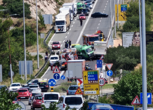 Fotografija 5 - Na 'tri trake' sudar četiri vozila, sve hitne službe na terenu