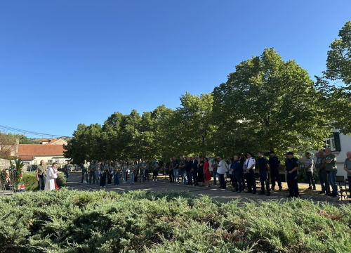 Fotografija 15 - U Drnišu položeni vijenci i zapaljene svijeće