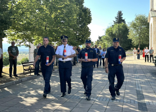 Fotografija 14 - U Drnišu položeni vijenci i zapaljene svijeće