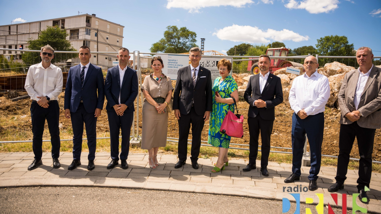Premijer u Drnišu obišao gradilište Centra za starije osobe