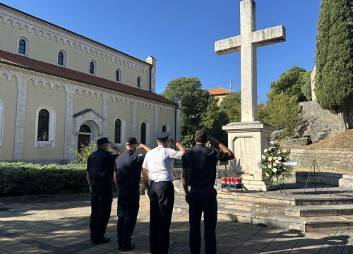 Fotografija 7 - U Drnišu položeni vijenci i zapaljene svijeće