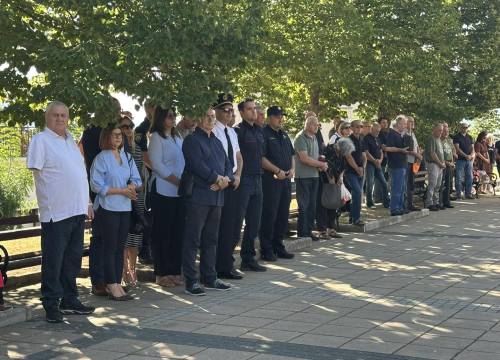 Fotografija 11 - U Drnišu položeni vijenci i zapaljene svijeće