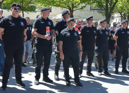 Skejo s HOS-ovcima u Kninu vikao 'Za dom spremni'. Poslao poruku onima koji zabranjuju ovaj 'hrvatski pozdrav'