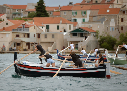 Fotografija 1 - Održana ženska veslačka regata u Betini: Pogledajte koje su ekipe bile najbolje