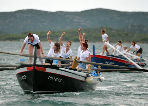 Fotografija 16 - Održana ženska veslačka regata u Betini: Pogledajte koje su ekipe bile najbolje