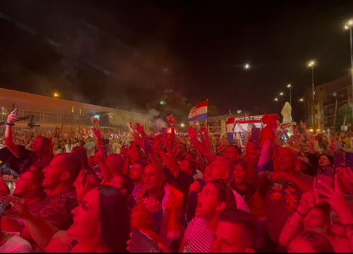 Veličanstveni koncert u Kninu u povodu Oluje okupio desetke tisuća ljudi: Hrvatske Ruže napravile spektakl u centru grada