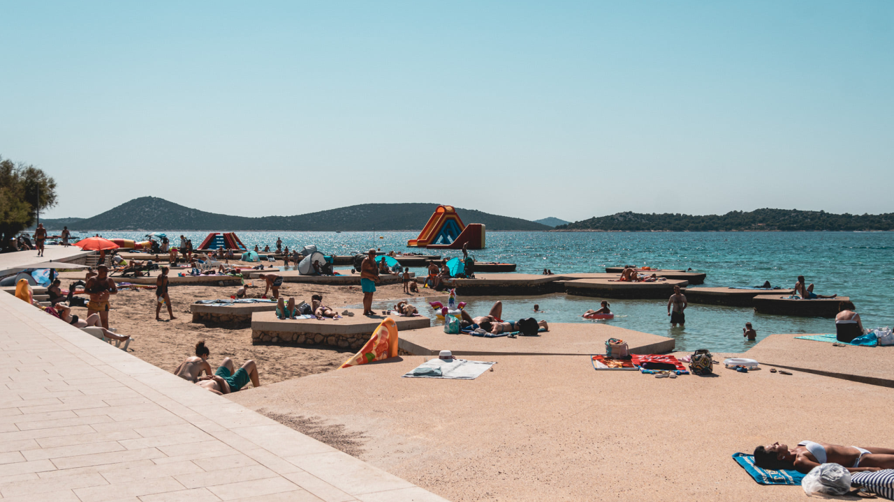 Lopovi 'operiraju' po plažama: U Vodicama i Tisnom kradu mobitele, novčanike, dokumente i satove