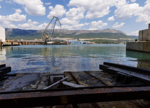 Na talijanskom brodu s azbestom počelo uklanjanje namještaja