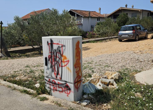 Fotografija 10 -  FOTO Vandali poharali Zaton, na meti česma, prometni znakovi, autobusna stajališta...