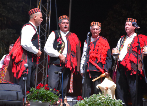 Fotografija 2 - Članovi KUD-a 'Zvona Zagore' iz Mirlovića u Posušju predstavili raskoš svojih plesova, nošnji, napjeva i običaja