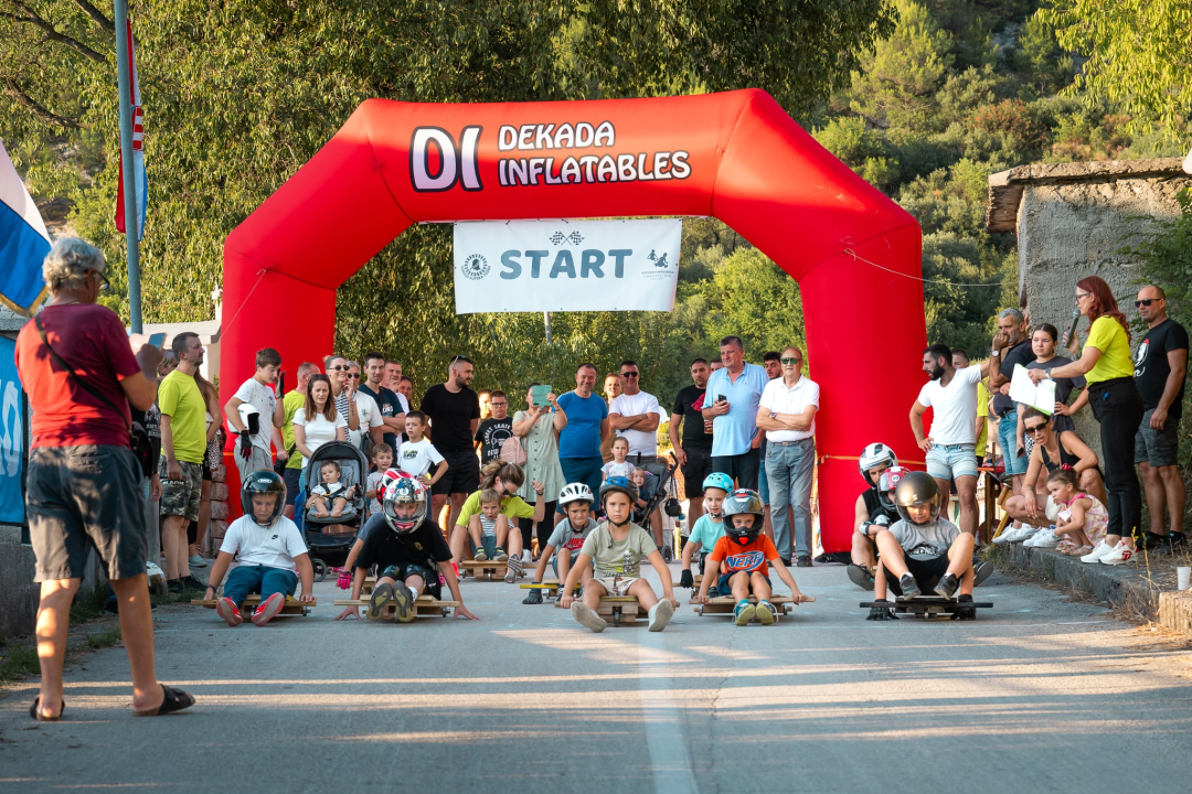 Tradicionalna Utrka karića u Rupama i ove godine oduševila posjetitelje i natjecatelje
