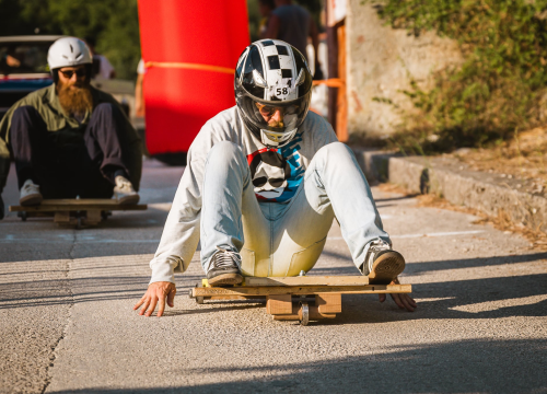 Ljetni spektakl na kotačima: Tradicionalna Utrka karića u Rupama i ove godine oduševila posjetitelje i natjecatelje