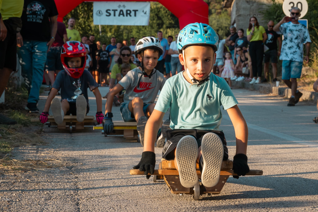 Tradicionalna Utrka karića u Rupama i ove godine oduševila posjetitelje i natjecatelje