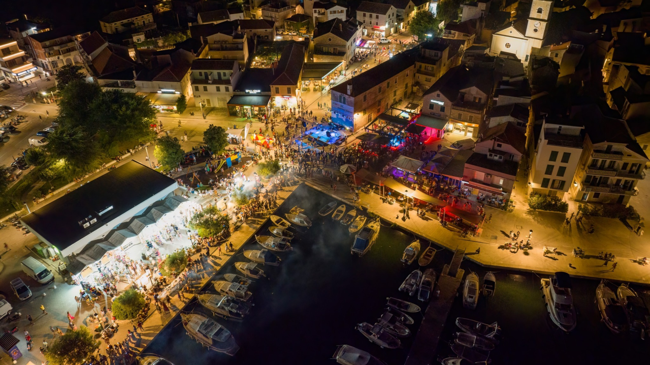 Glazba, gradele i domaće vino: Pirovac spreman za novu ribarsku feštu uz klapu Sveti Juraj