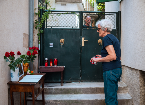 Fotografija 4 - Svijeće, ruže i poruke za obitelj Dedić: Šibenčani se danas u Teslinoj ulici opraštaju glazbenih velikana