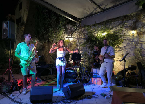 Duška i njezin bend oduševili Šibenčane koncertom u Vrtu sv. Lovre