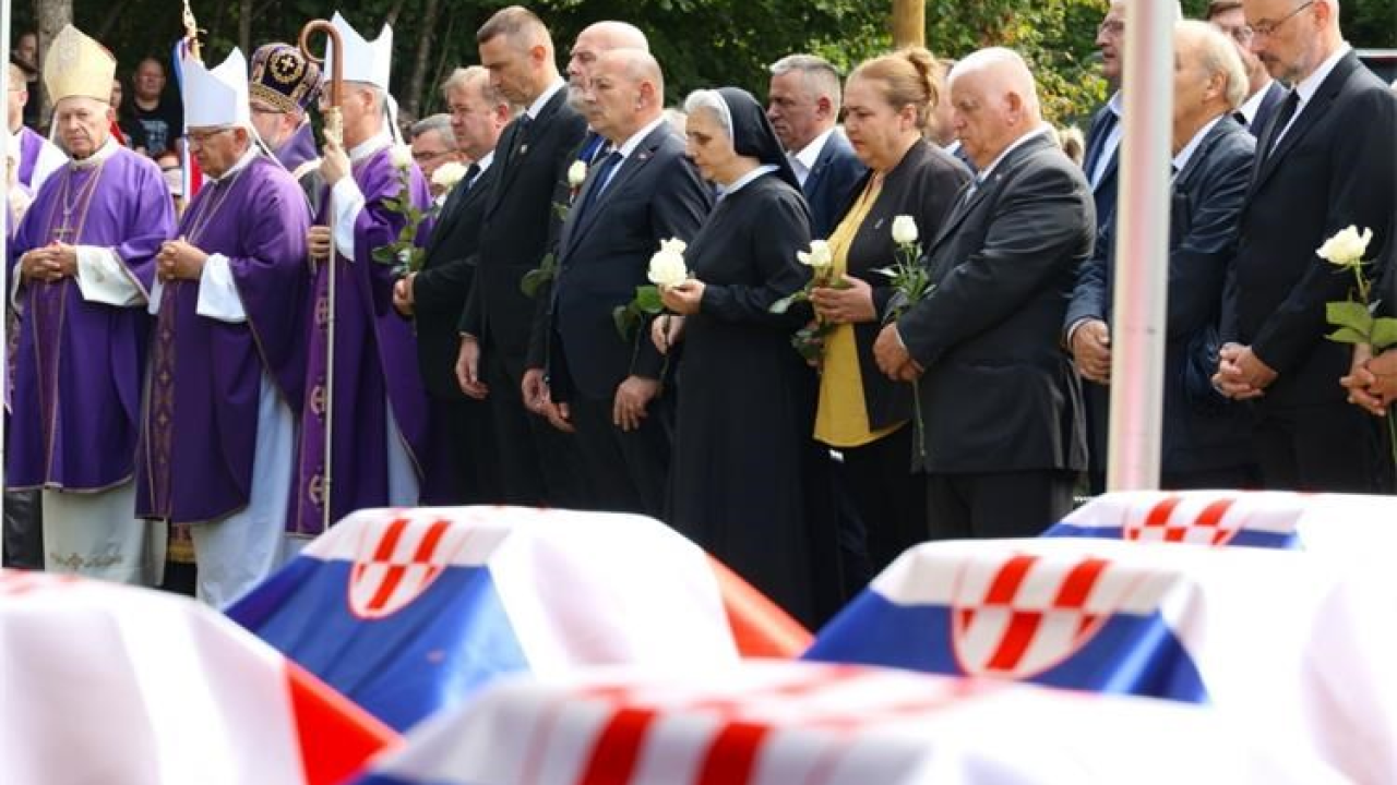 U Sošicama održan posljednji ispraćaj i ukop 814 žrtava iz masovne grobnice jame Jazovke