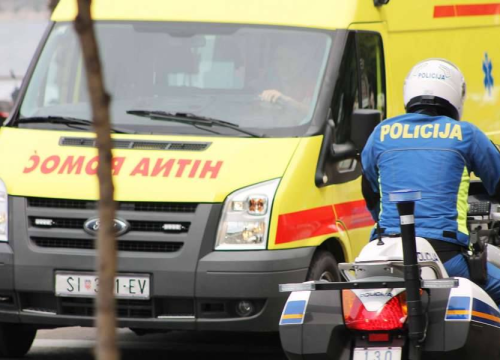 Prometna nesreća u Primoštenu: Sudarili se automobil i motocikl, jedna osoba prevezena u bolnicu