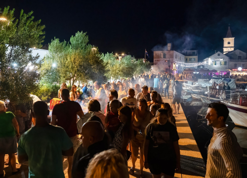 Fotografija 9 - Neno Belan nastupio u Pirovcu