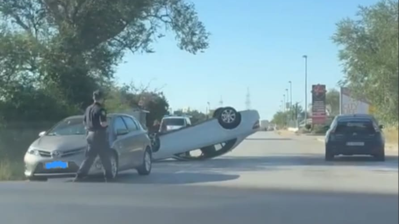 Prometna nesreća u Ražinama: Automobil završio na krovu, jedna osoba zatražila pomoć