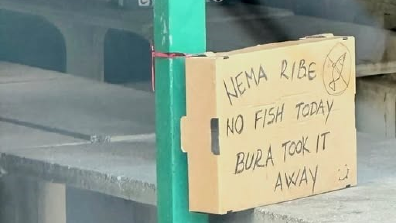 Na betinskoj ribarnici kupce dočekalo konkretno objašnjenje. More zadržalo ulov, ribarima ostao humor