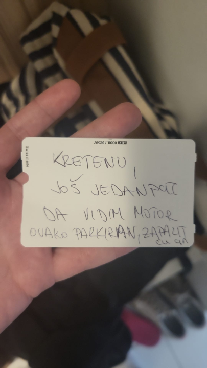 Djevojka u Šibeniku parkirala motor i dobila prijeteću poruku