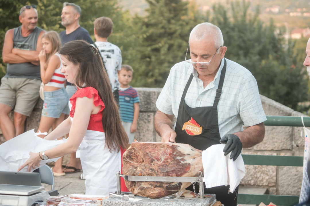 Susret drniških i istarskih proizvođača na Međunarodnom festivalu pršuta