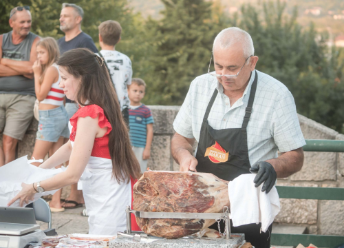 Fotografija 15 - Susret drniških i istarskih proizvođača na Međunarodnom festivalu pršuta