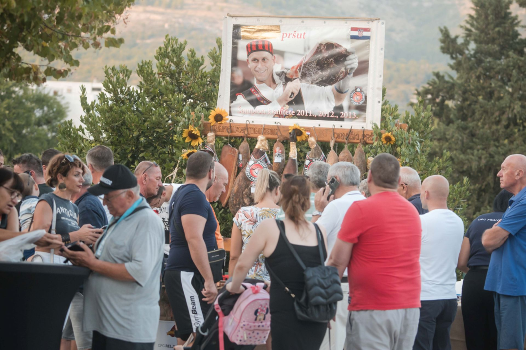 Susret drniških i istarskih proizvođača na Međunarodnom festivalu pršuta