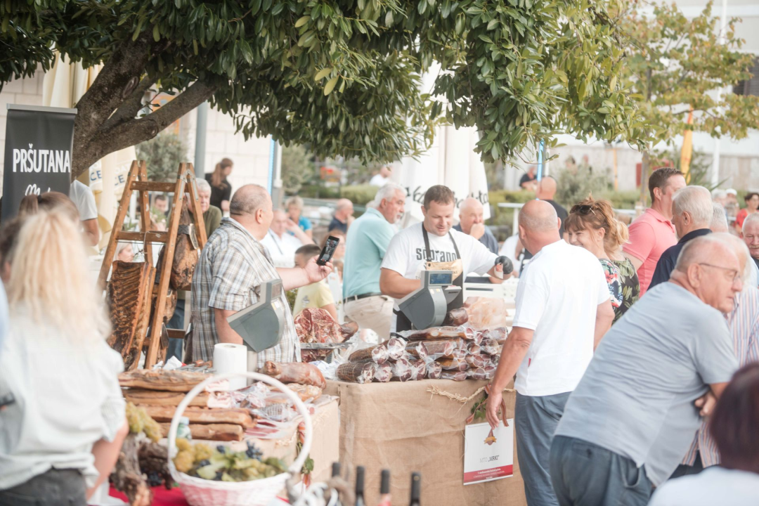 Susret drniških i istarskih proizvođača na Međunarodnom festivalu pršuta