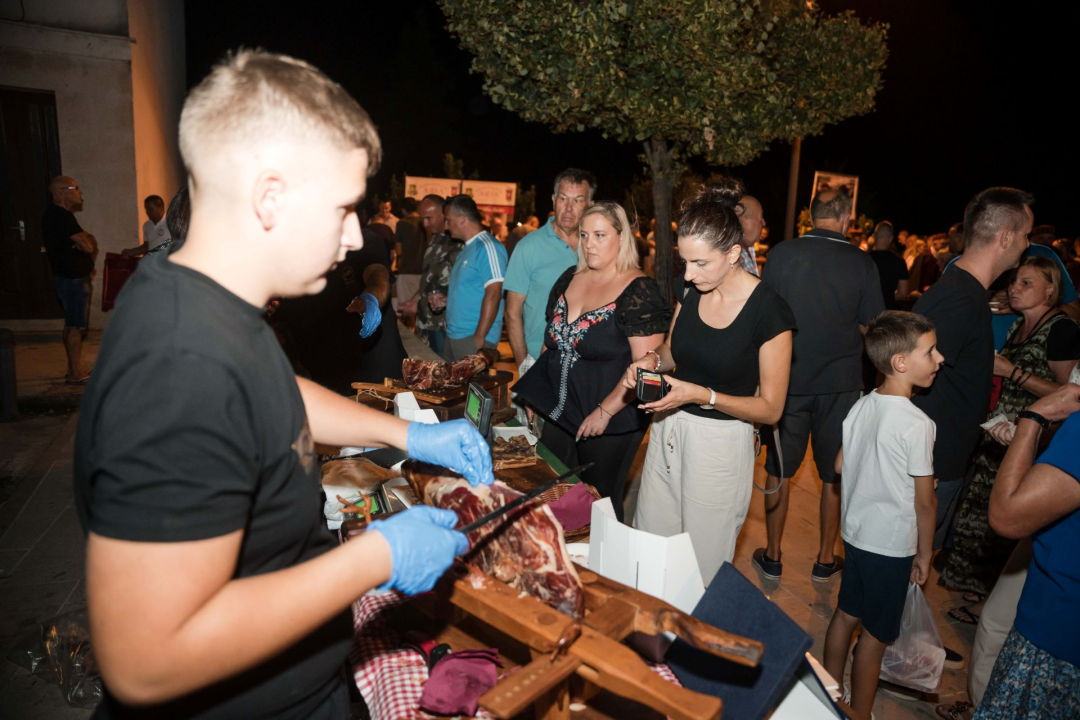 Susret drniških i istarskih proizvođača na Međunarodnom festivalu pršuta
