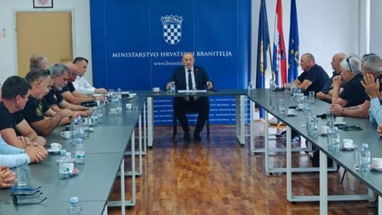 Branitelji iz Šibenika i Benkovca bili na sastanku s ministrom Medvedom. Izašli na stražnja vrata, nespremni za izjave